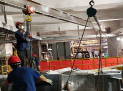 工廠成品車間使用手拉葫蘆吊運(yùn)重物